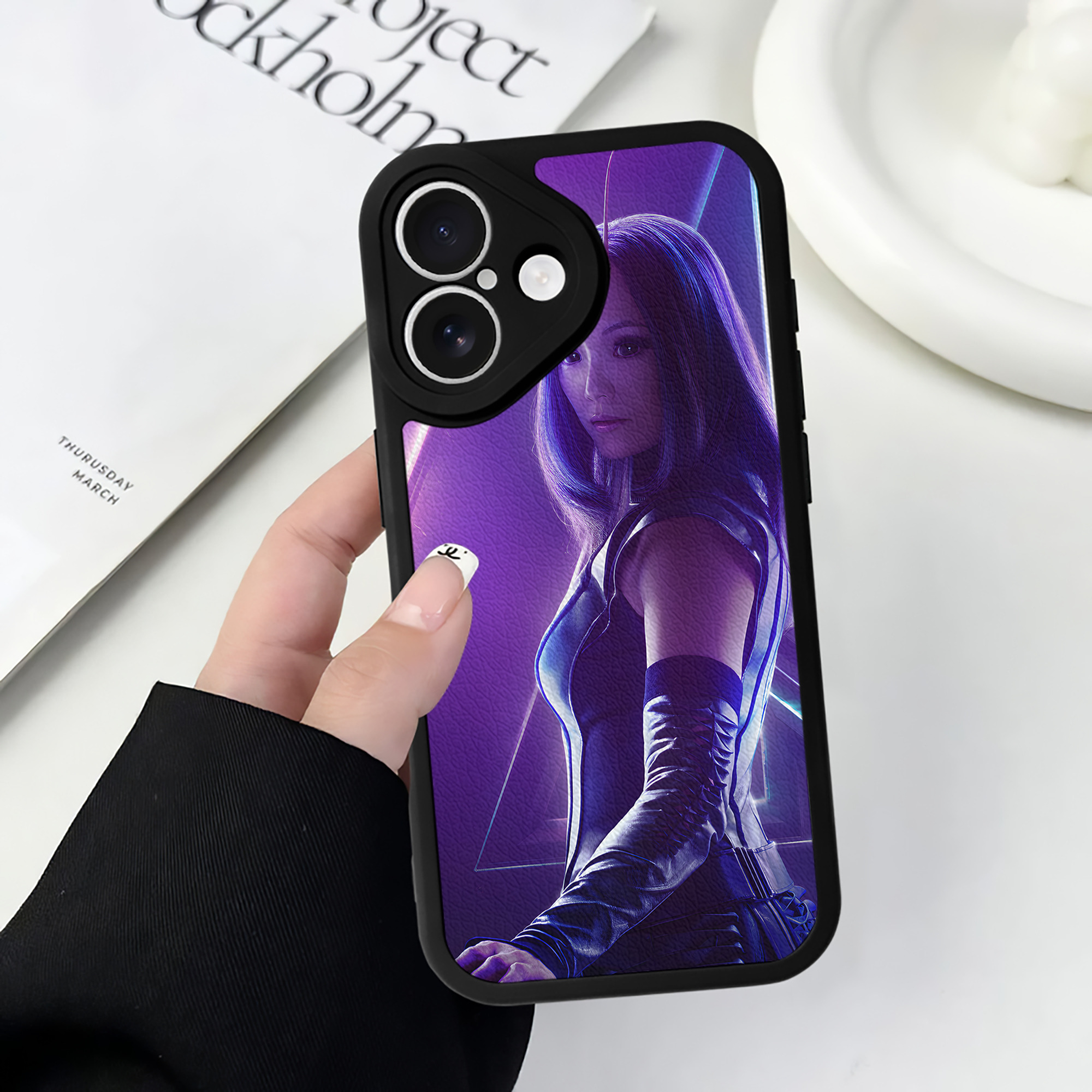 （画像用） アベンジャーズ The Avengers 【iPhone 16シリーズ対応】シリコンスマホケース（レザー調） 材質：シリコン